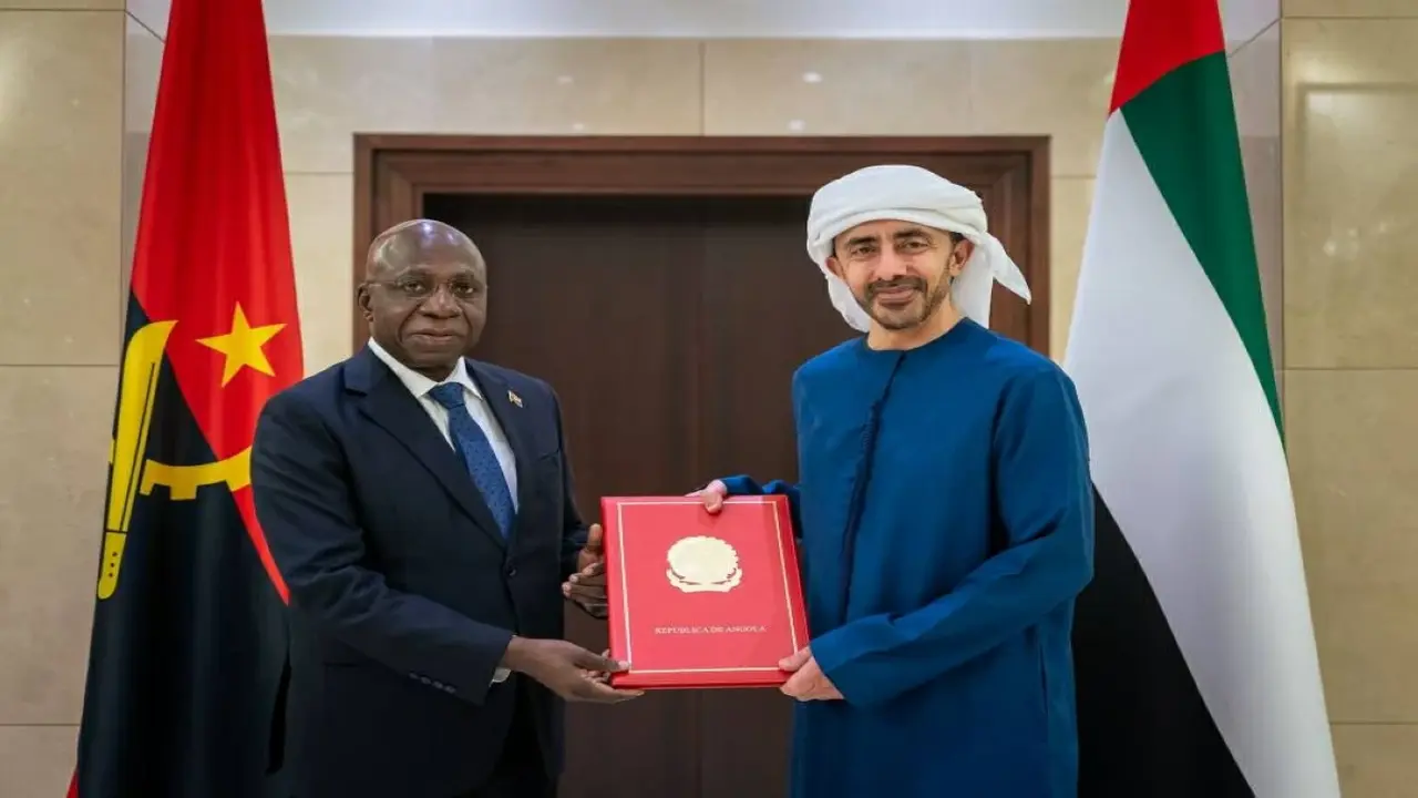 محمد بن زايد يتلقى رسالة خطية من رئيس أنغولا بشأن العلاقات الثنائية